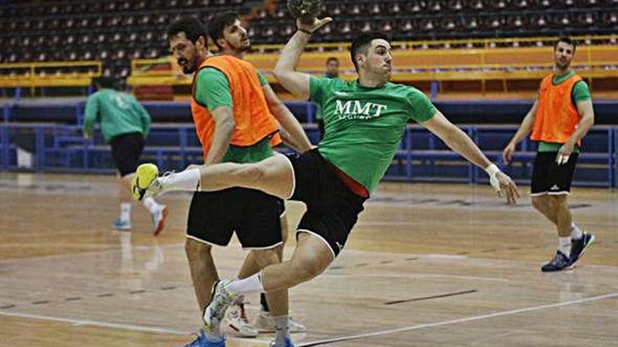 Mouriño supera a Fernando durante un ejercicio del entrenamiento de ayer en el Ángel Nieto.