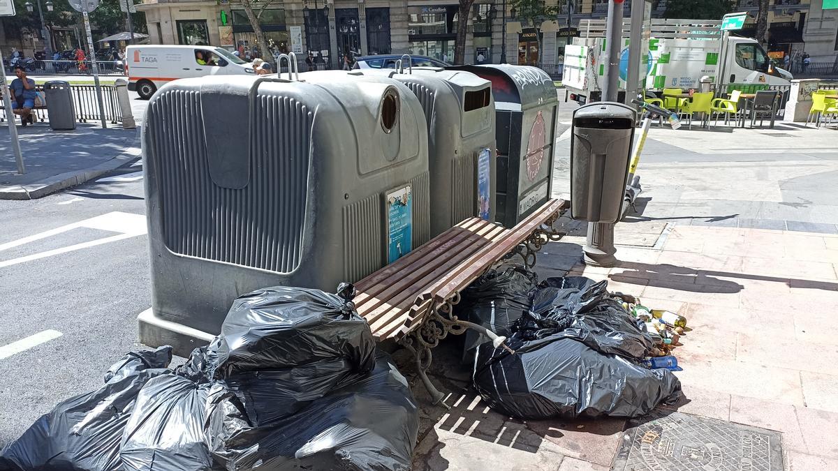 La basura se acumula alrededor de los contenedores vacíos de la calle Pedro Muñoz Seca. 