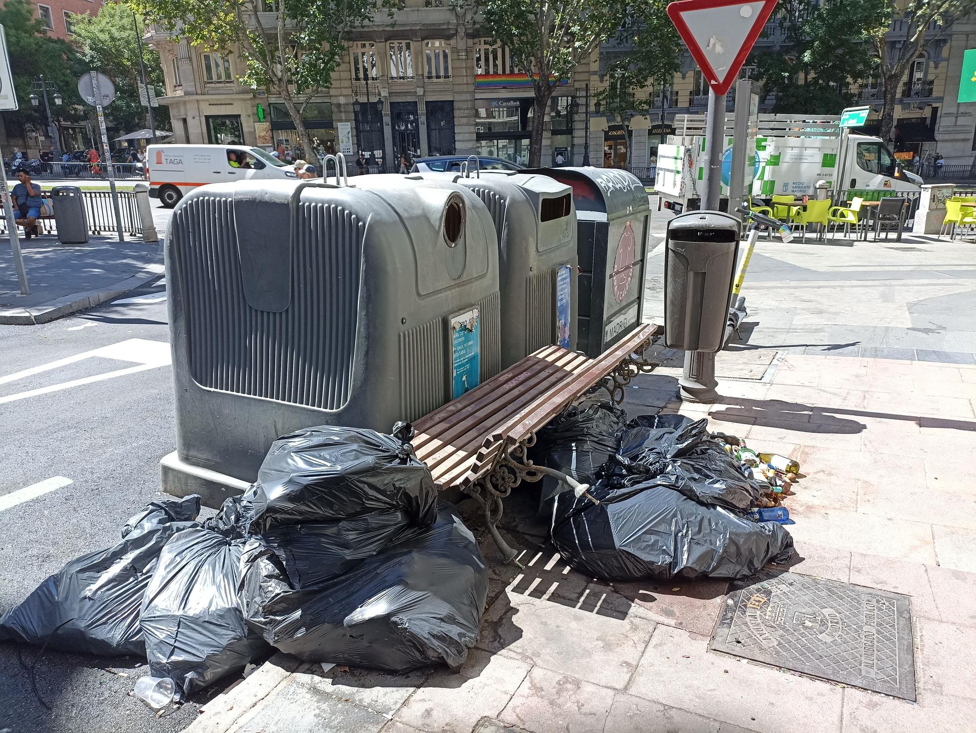 La basura se acumula alrededor de los contenedores vacíos de la calle Pedro Muñoz Seca.