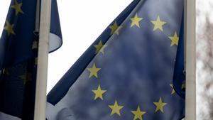 Archivo - Una bandera de la Unión Europea, a 3 de enero de 2024, en Madrid (España). La bandera de la Unión Europea está formada por 12 estrellas amarillas dispuestas en círculo sobre un fondo azul. Las estrellas representan los ideales de solidaridad y a