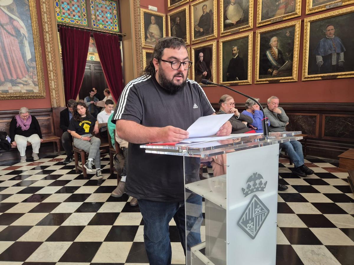 Dídac Alcalà, de Plataforma per la Llengua, en su intervención esta mañana en el Ayuntamiento de Palma.