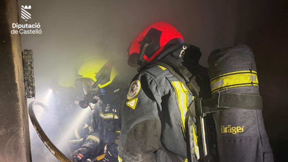 Bomberos sofocan las llamas de una vivienda en Castellón (en una imagen de archivo).