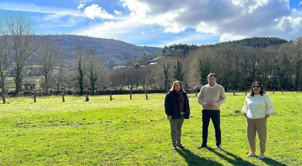 El alcalde Jorge Cubela en los terrenos donde se construirá la nueva área verde. |