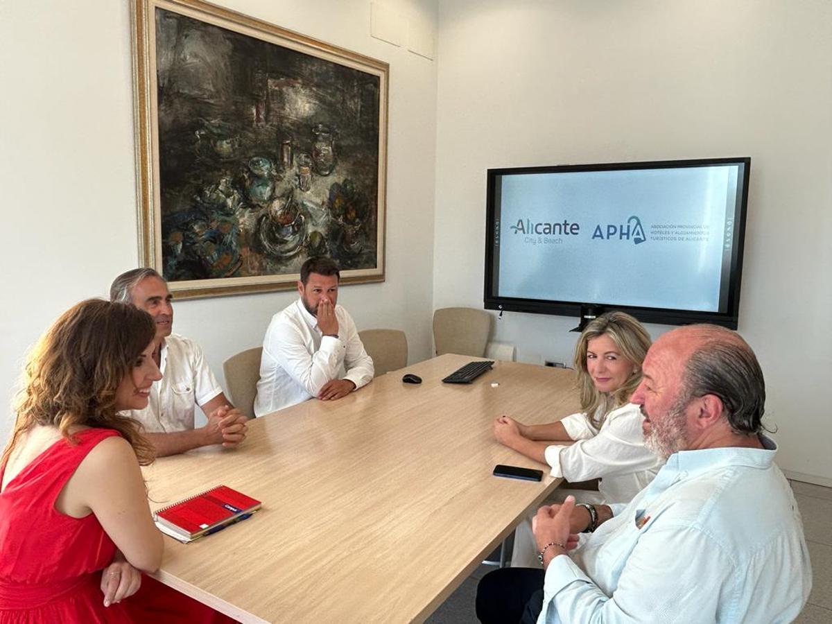 Una imagen de la reunión celebrada el lunes entre la directiva de APHA y los responsables turísticos del Ayuntamiento.