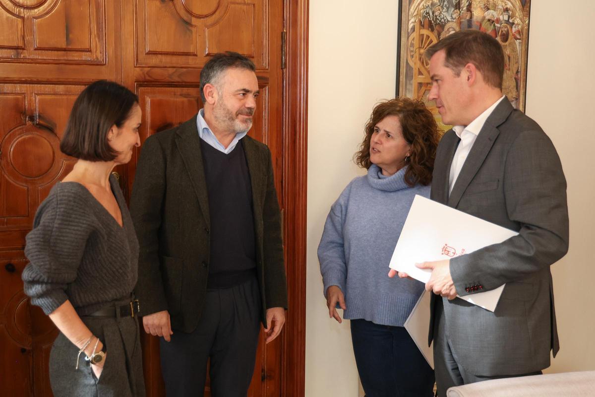 La reunión de los representantes municipales de Xàtiva con el vicepresidente del Consell, José Díez.