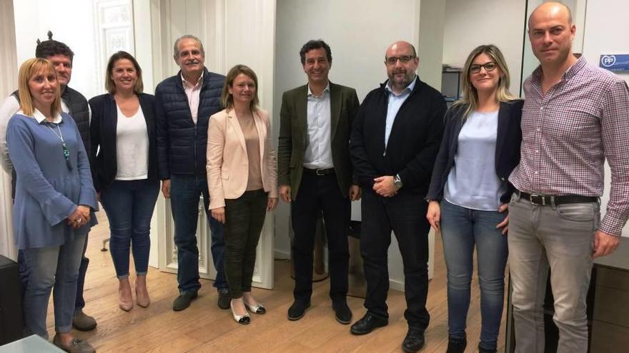 Imagen de la reunión mantenida de Company, Riera y los senadores del PP con los delegados sindicales del CSIF.