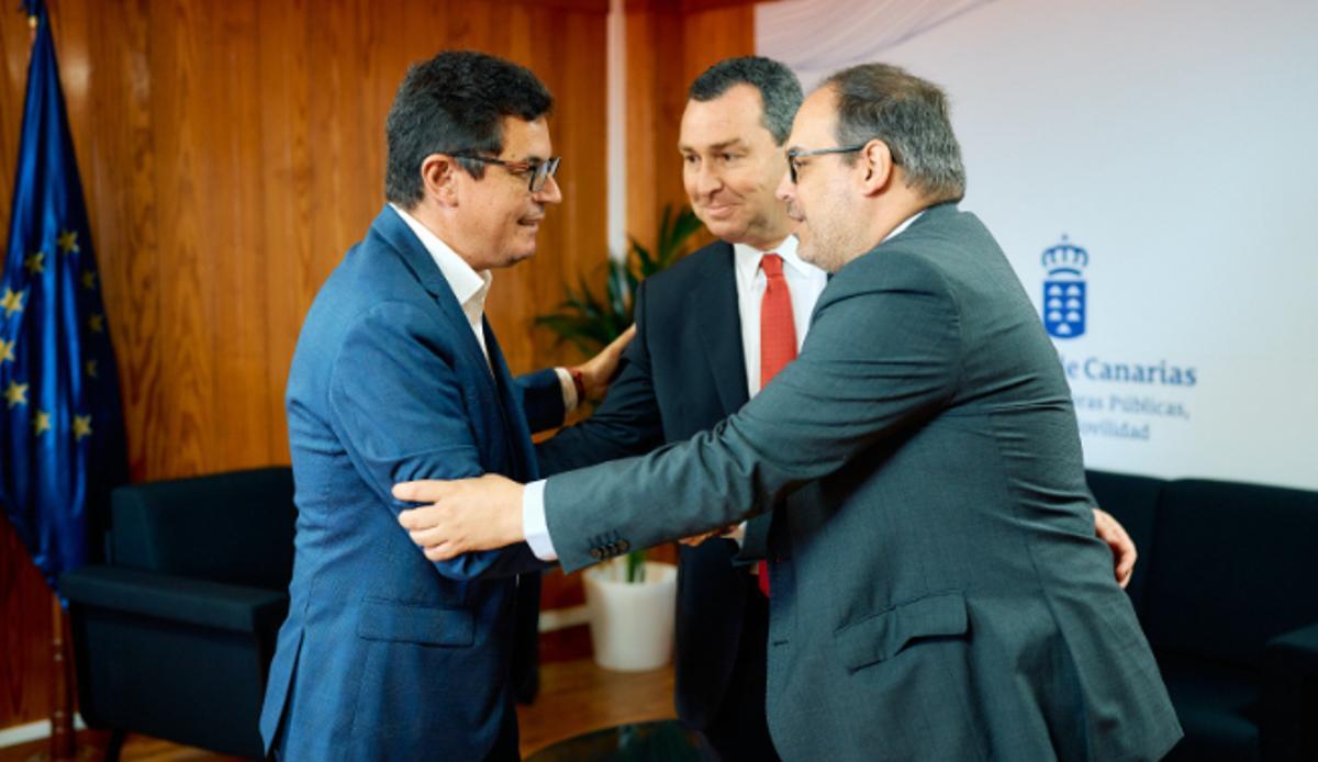Pablo Rodríguez, José Antonio Sebastián y Gustavo Santana se saludan al inicio del encuentro de ayer.