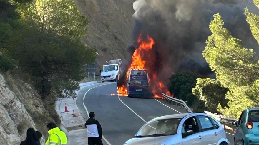 Así ha sido el aparatoso incendio de un minibús en El Campello