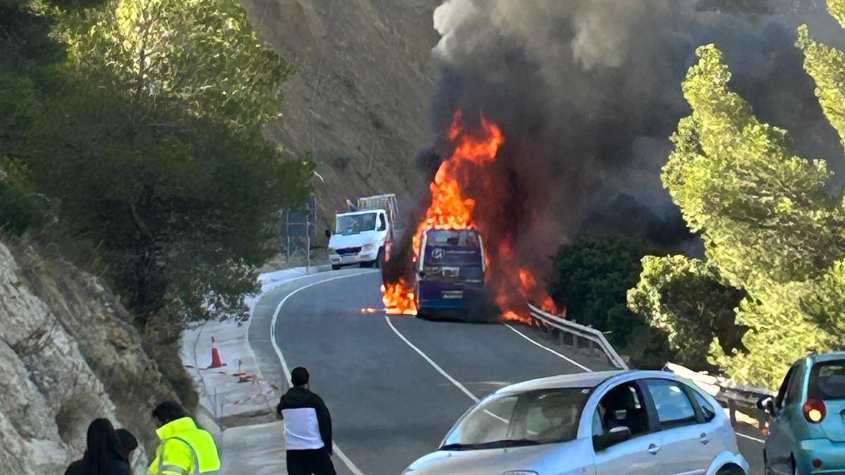 Imágenes del aparatoso incendio de un minibús en El Campello