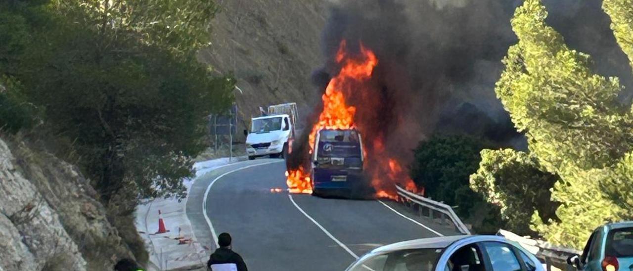 Así ha sido el aparatoso incendio de un minibús en El Campello