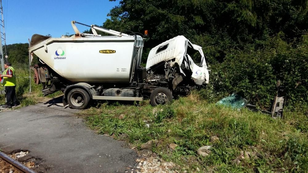 Un tren arrolla a un camión en un paso a nivel en Piloña