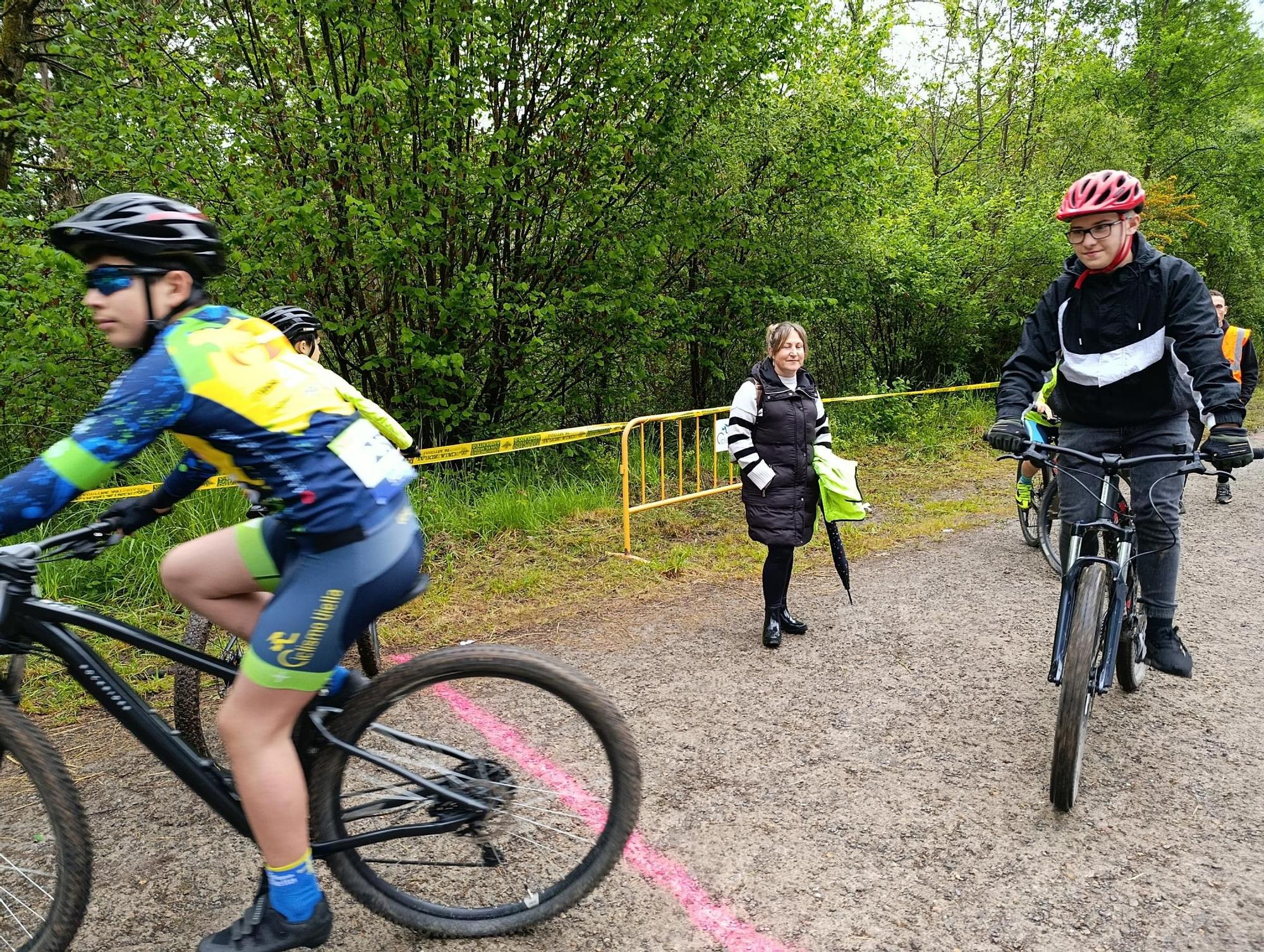 Las jóvenes promesas del ciclismo pedalean en Santa Marina, Siero