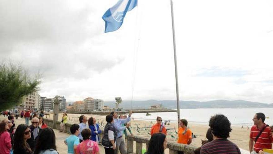 Marcos Guisasola Padín iza la bandera ante la atenta mirada de la alcaldesa.  // Gustavo Santos
