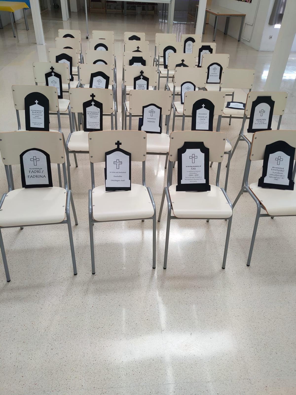 Los profesores han querido simbolizar un "cementerio de palabras olvidadas" con términos que ya no se podrán aprender por los recortes en la EOI de Elda.