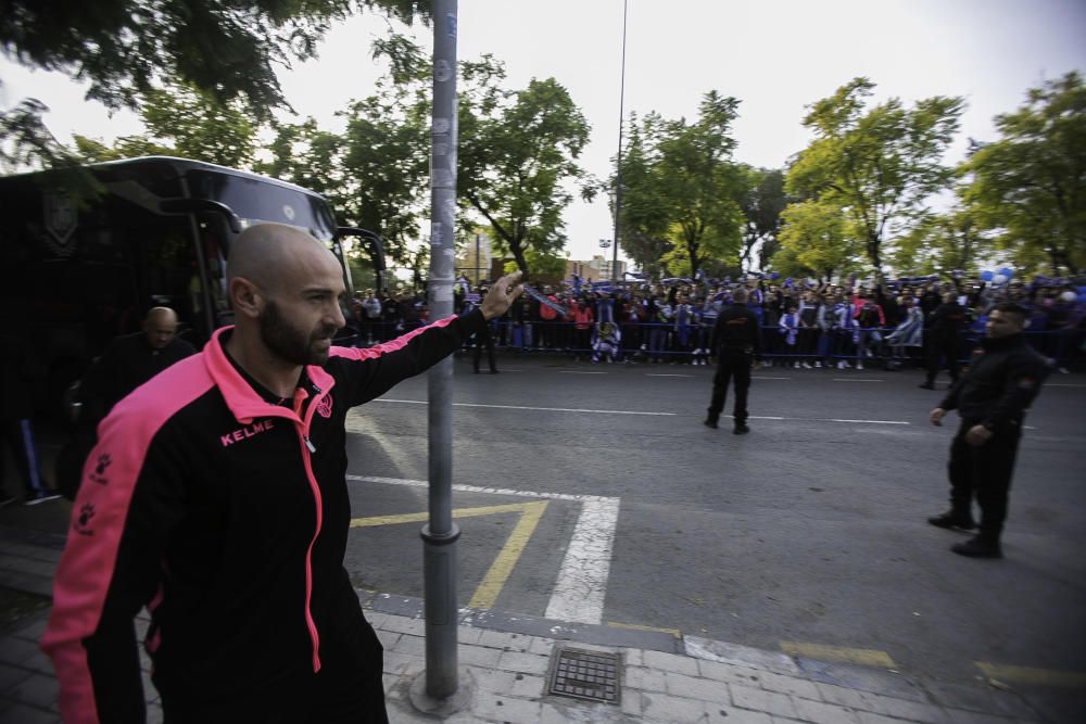 Los aficionados del Elche CF y del Hércules CF apoyan a su equipo antes del derbi