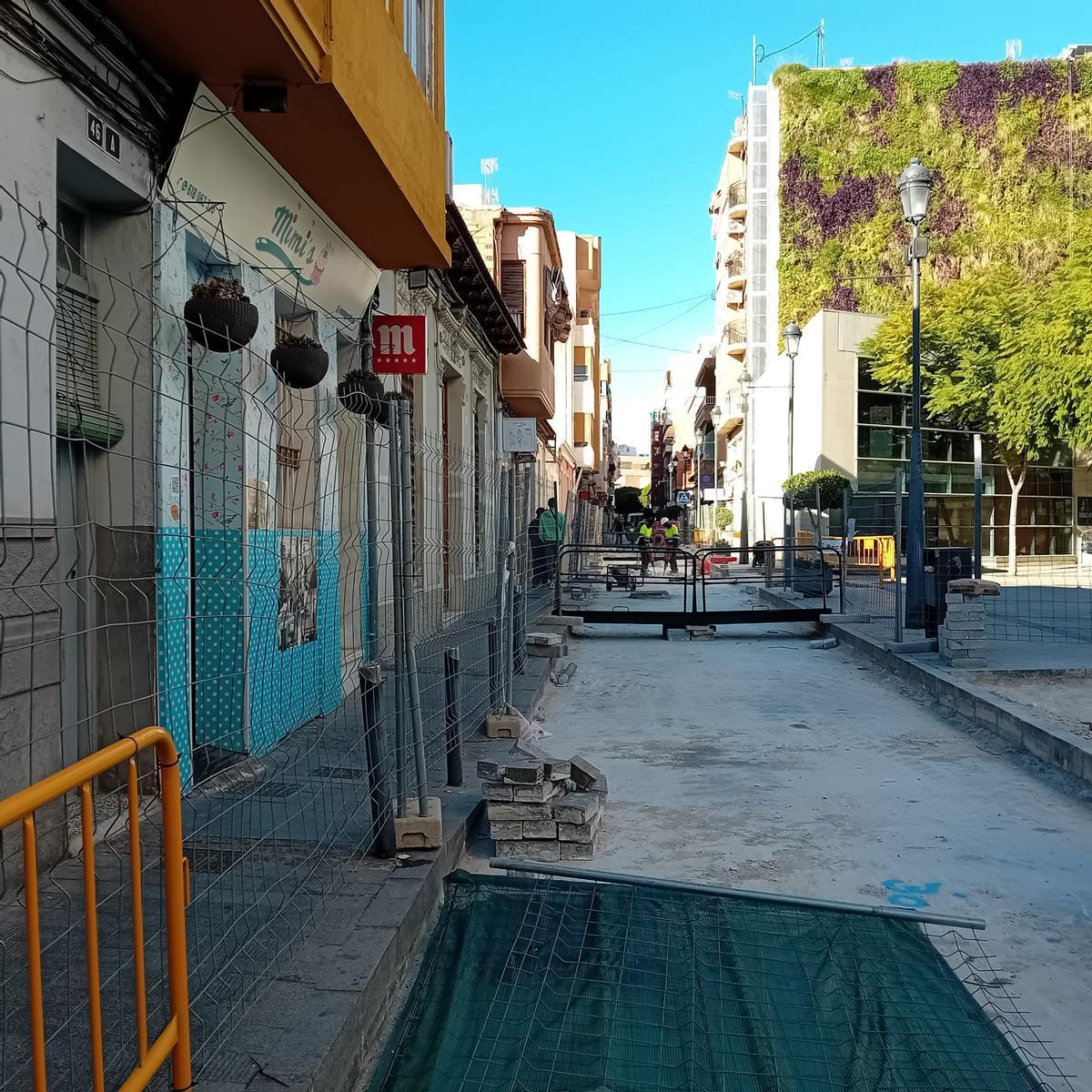 Calle Picasso en obra, con pasarelas para cruzar de un lado a otro