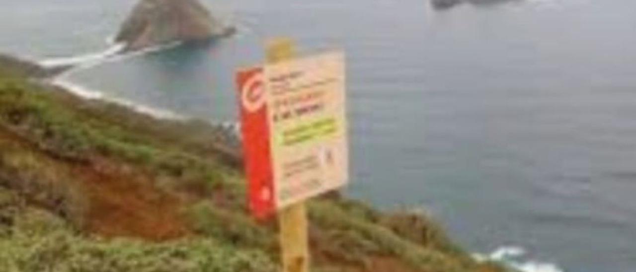 Un cartel anuncia el cierre de un sendero en Punta de Anaga.