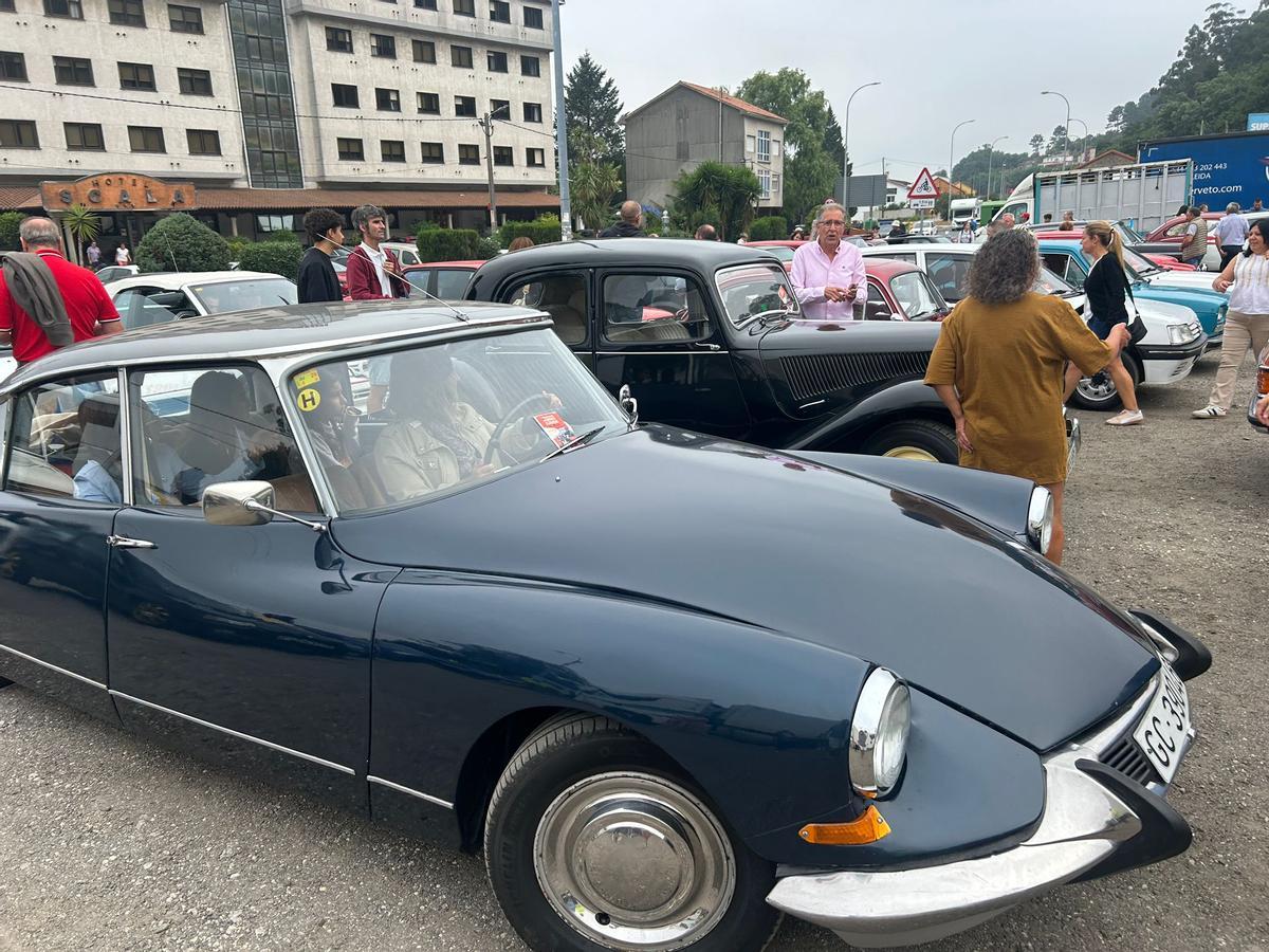 Joyas sobre ruedas: más de 140 vehículos históricos se dan cita en Padrón Joyas sobre ruedas: más de 140 vehículos históricos se dan cita en Padrón