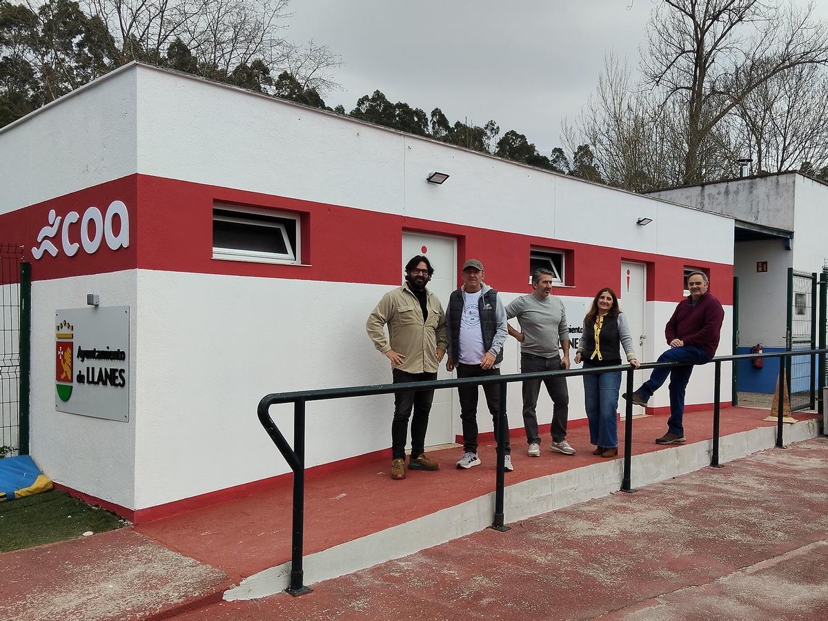 Por la izquierda, Enrique Riestra, Paco Soliño, Josín Amor, Mónica Remis y Miguel Ángel Alonso junto a la nueva instalación.