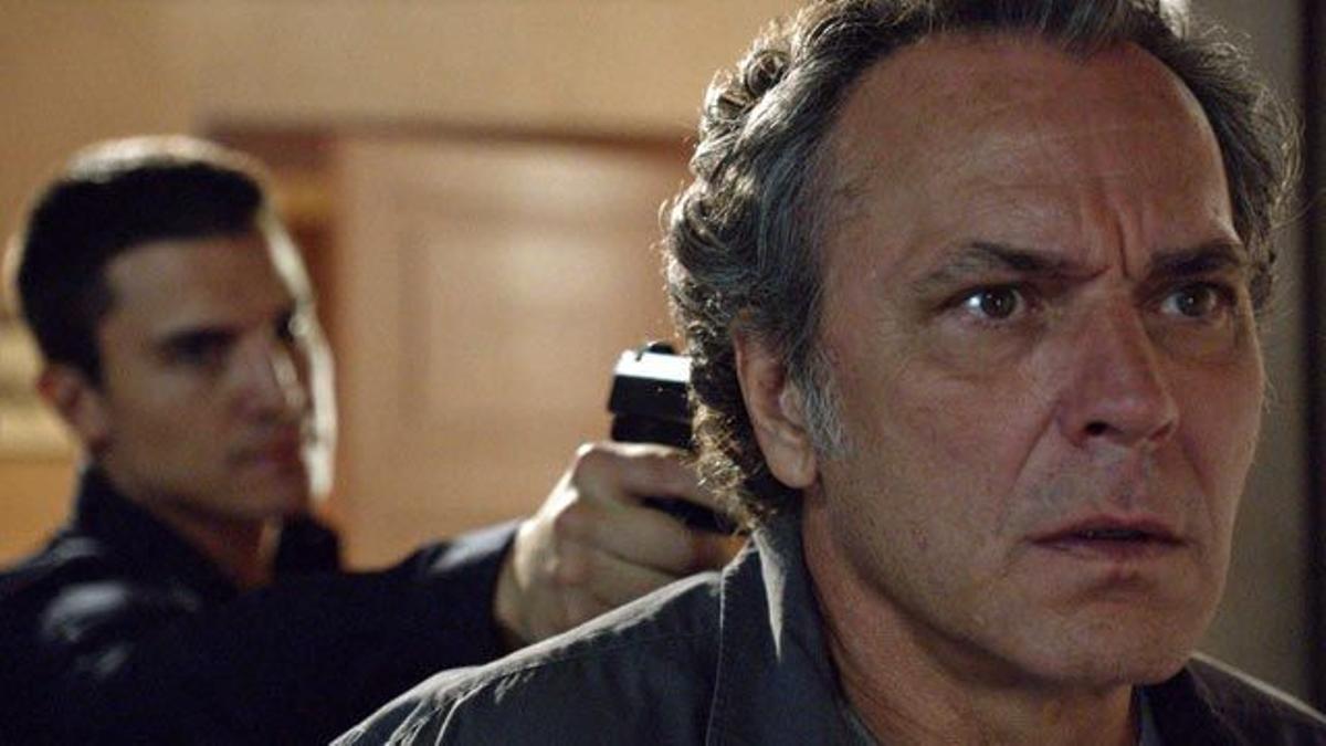 Morey apunta con una pistola a Fran.