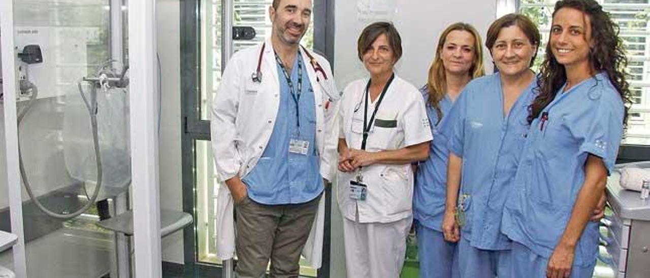 El doctor Borja García-Cosío junto a parte del equipo de la Unidad de Asma de Alta Complejidad.