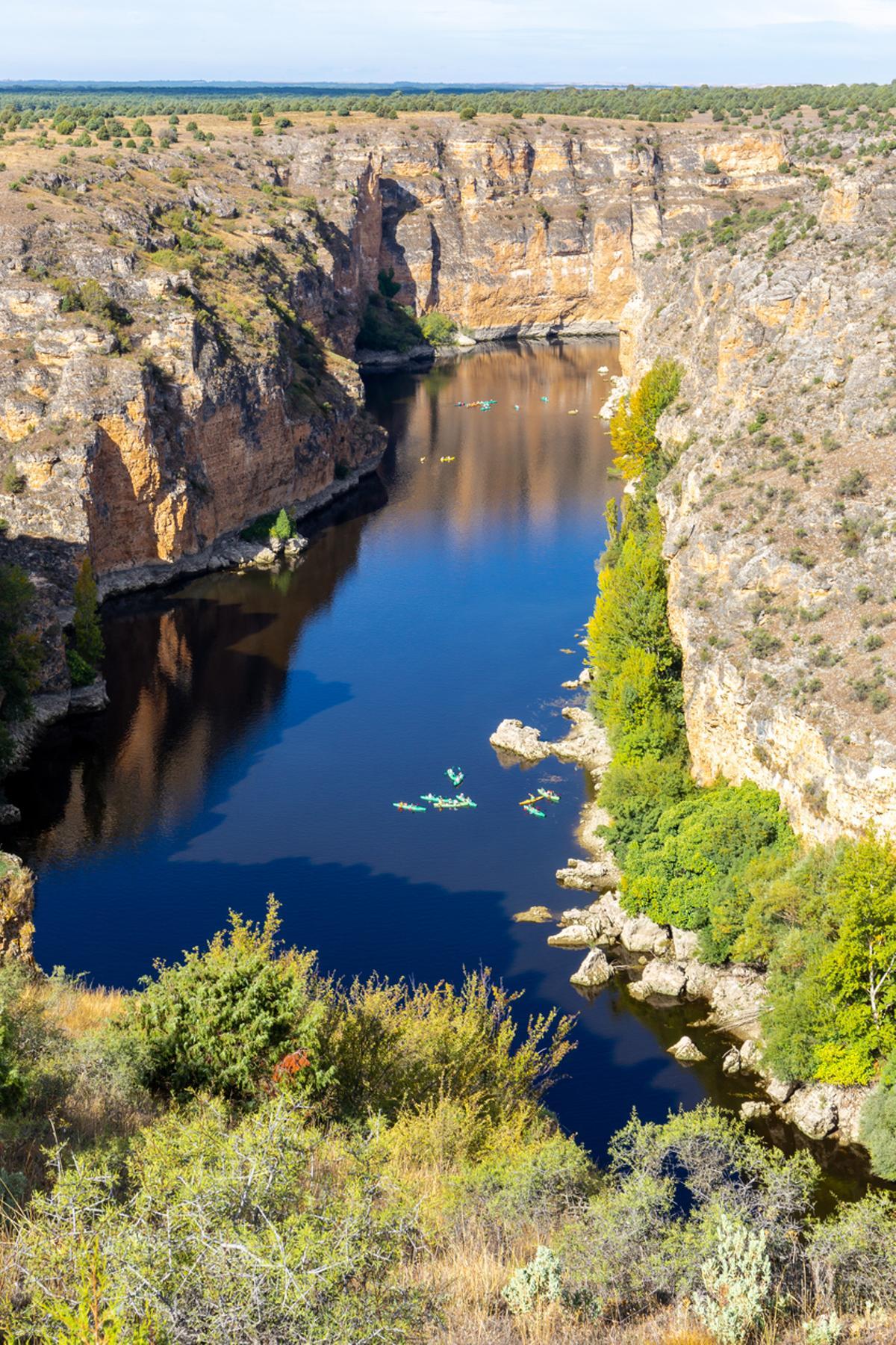 Parque Natural de las Hoces del Río Duratón, con acantilados verticales de piedra caliza