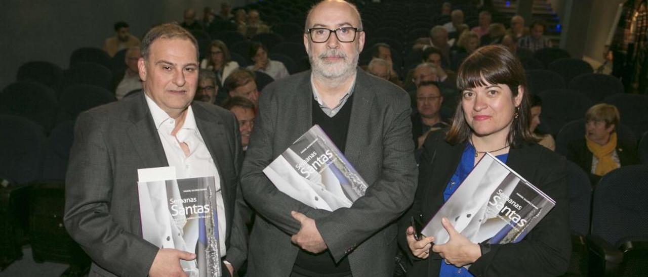 El conseller Manuel Alcaraz, en el centro, entre Juan Ramón Gil y María José Gálvez, con el libro «Semanas Santas», antes de empezar el acto.