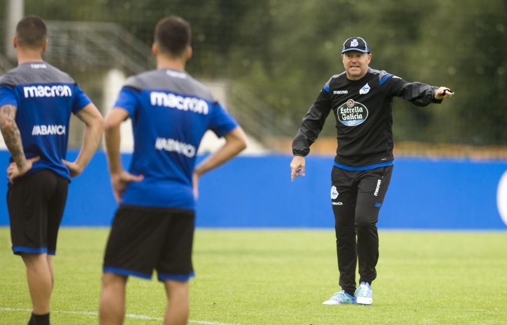 Mientras uno de los grupos realizaba trabajo defensivo, otro reforzaba los remates a portería. Carles Gil sigue con un plan específico y Bicho se entrenó con el readaptador Fran Molano.