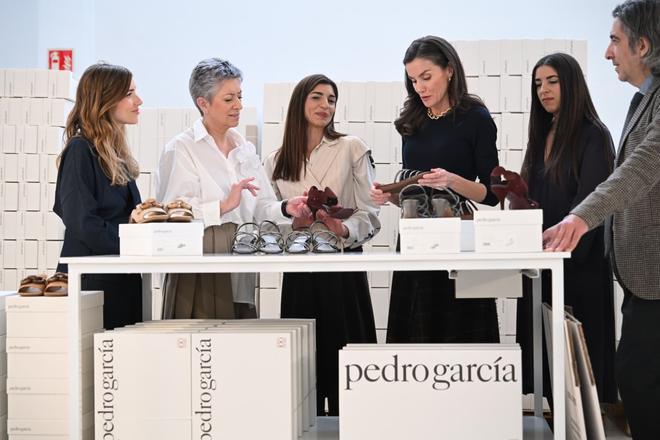 La reina Letizia visita la fábrica de calzado de la firma Pedro García