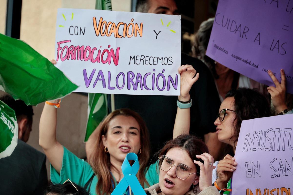 Concentración de matronas en el Hospital La Candelaria bajo el lema 'Nada que celebrar' Concentración de matronas en el Hospital La Candelaria bajo el lema 'Nada que celebrar'