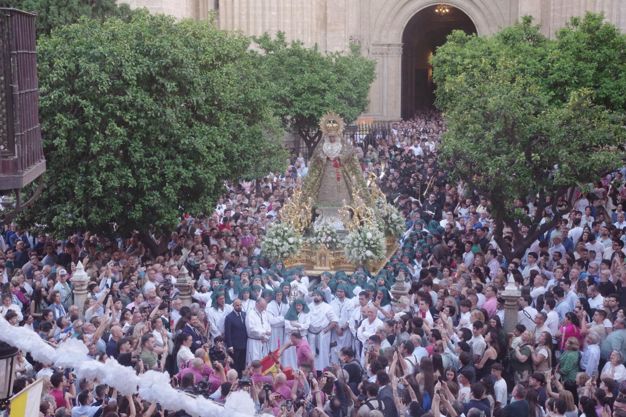 Procesión triunfal de regreso de la Virgen de la Esperanza a su basílica tras su peregrinación a Roma