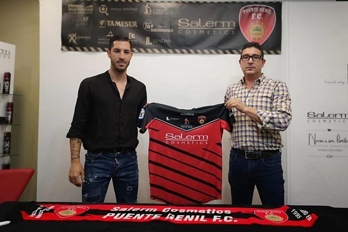 Álvaro Cejudo y Francis Cabezas, entrenador y presidente del Salerm Puente Genil, el día de la presentación del técnico pontano.