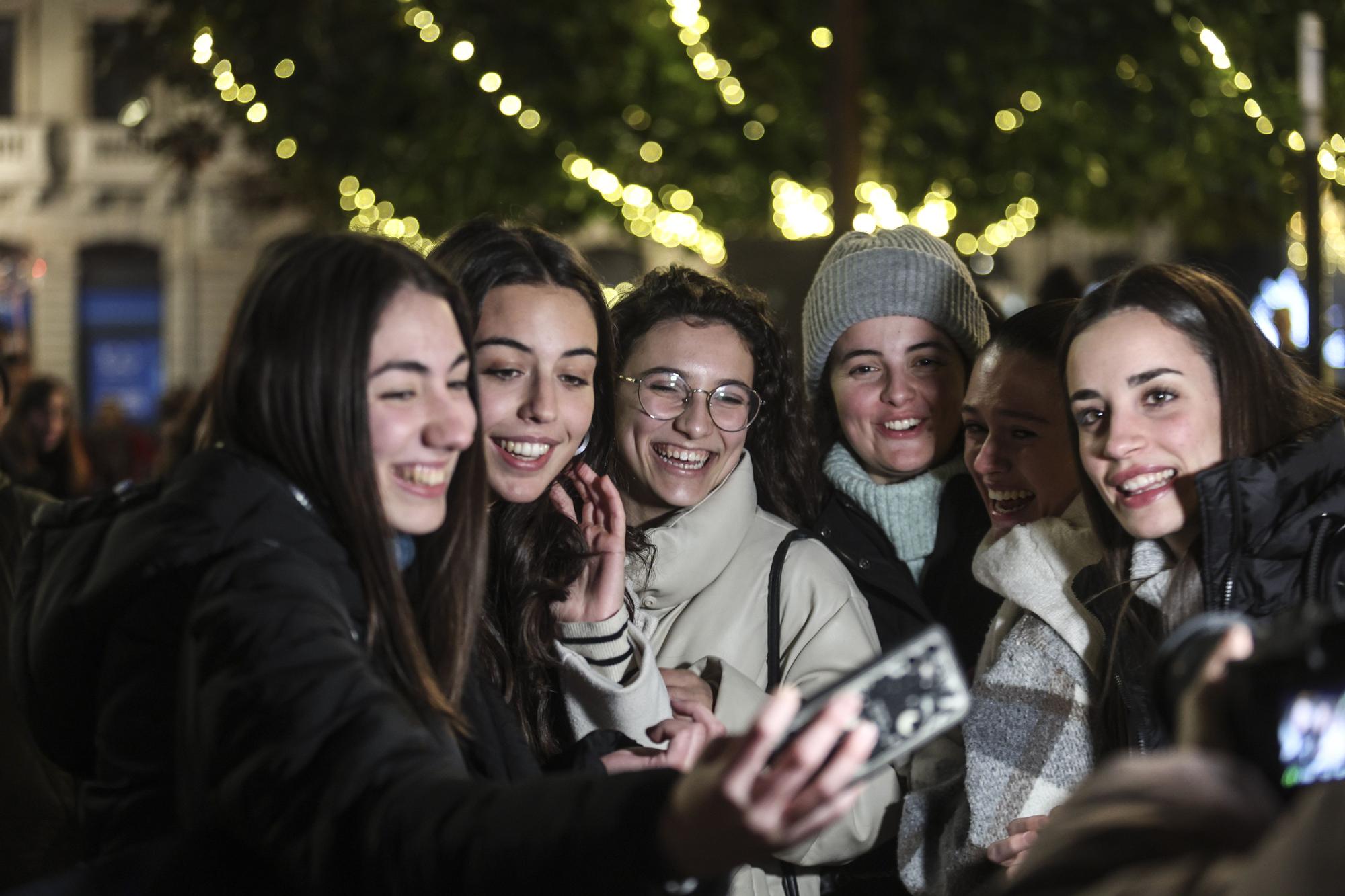 En imágenes: así fue el encendido de las luces de Navidad en Oviedo