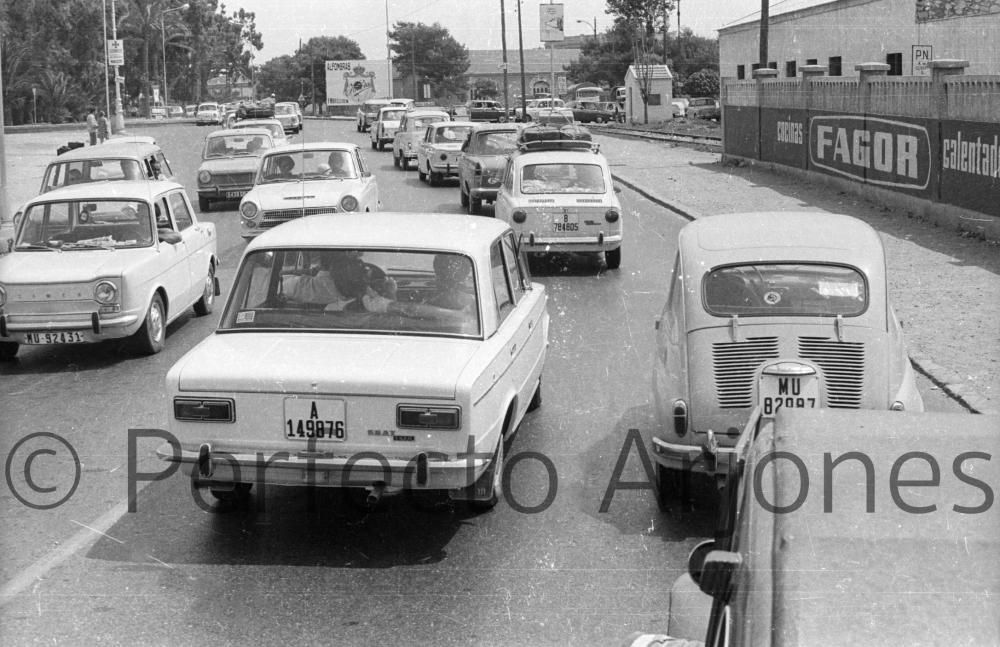 Así era el tráfico en la ciudad de Alicante en los años 60 y 70 en pleno verano