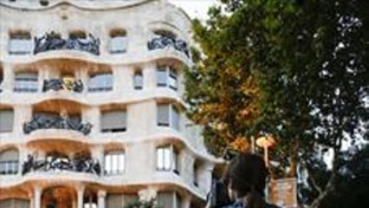 CASOS DIVERSOS La fachada de la Pedrera (izquierda), la torre Agbar (arriba), el exterior de la Sagrada Família, la Casa Batlló y la torre Eiffel, construcciones emblemáticas a las que afectan de distinta manera los derechos de propiedad.