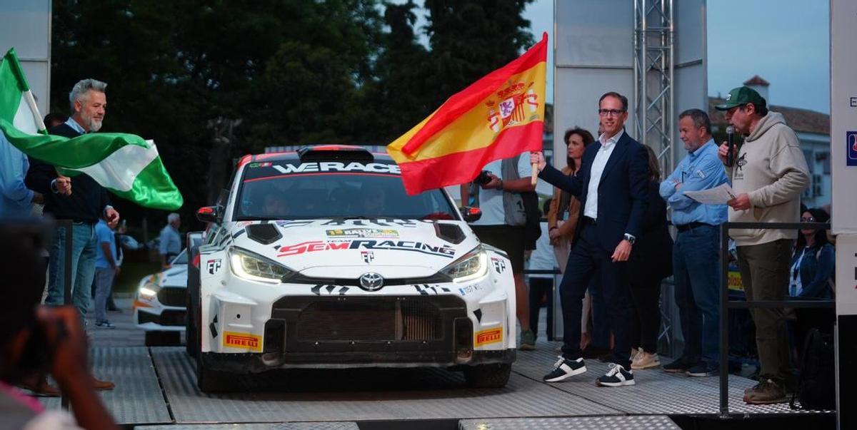 El alcalde de Pozoblanco, Santiago Cabello, con la bandera de España, da la  salida oficial al Rally Ciudad de Pozoblanco.