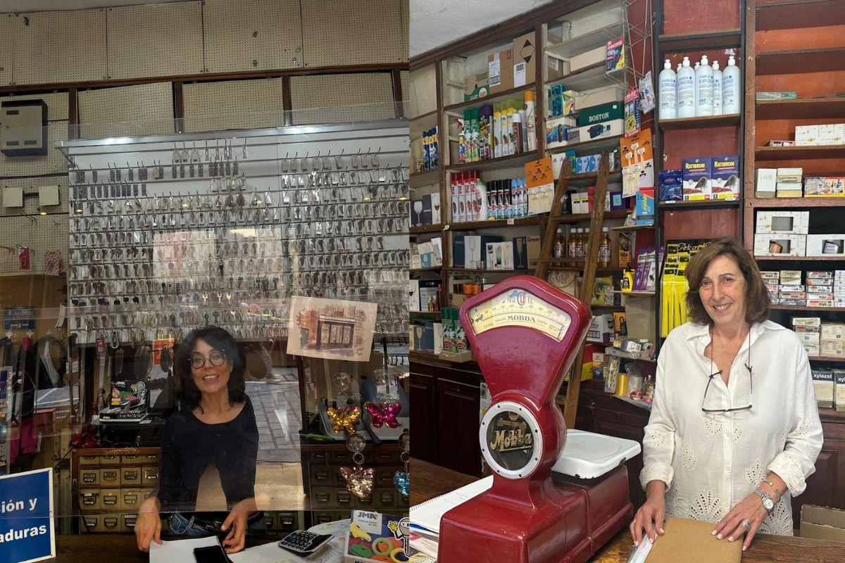 Ana María y María Ángeles tienen sus negocios en la plaza de la Ropería