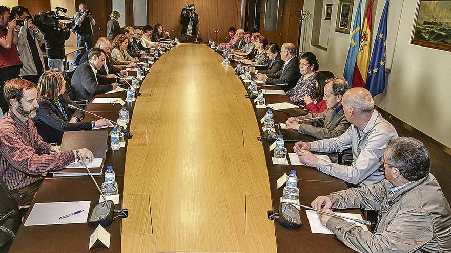 Los asistentes a la reunión de la plataforma por las infraestructuras celebrada ayer en Oviedo.