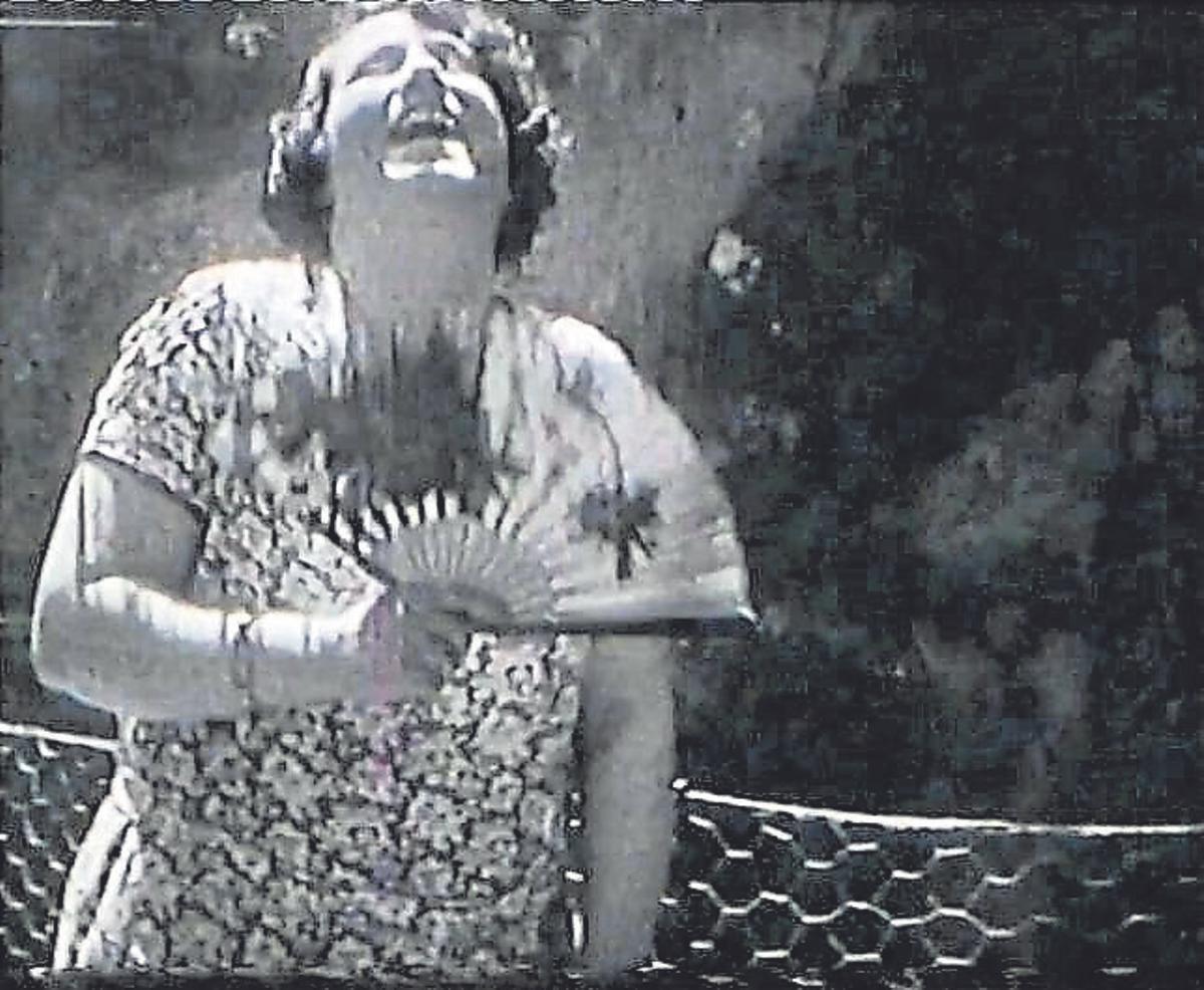 Rosario se abanica y ríe.