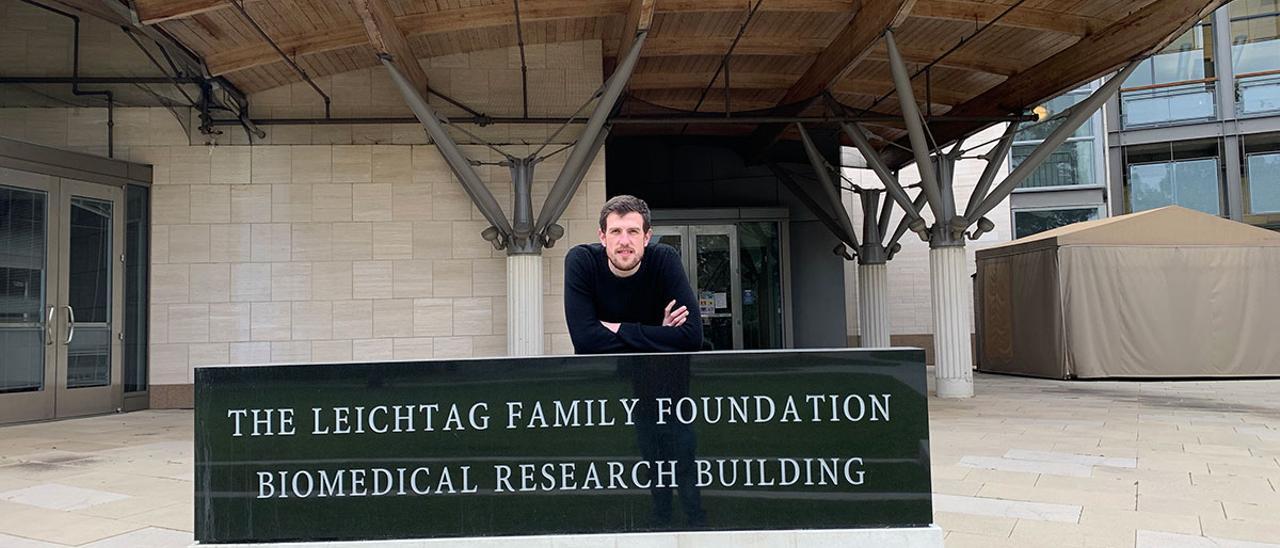 Daniel Romaus, ante la biblioteca del campus  de la Universidad de California en San Diego.