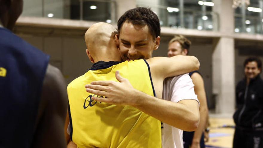 Kuric, saluda a Albert Oliver en el entrenamiento.