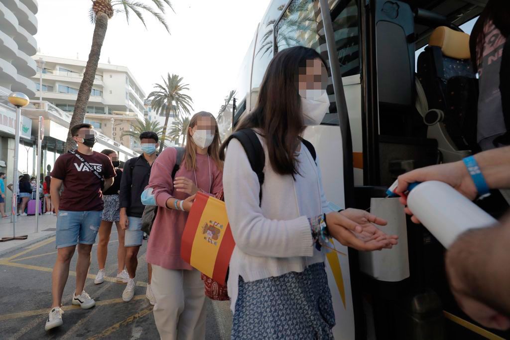 La estudiantes, hasta ahora confinados, en el Puerto de Palma para salir hacia la península