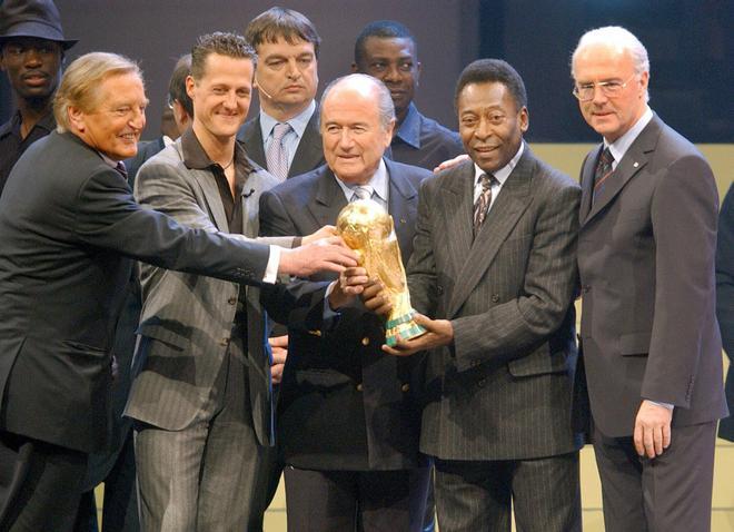 Franz Beckenbauer, presidente del comité organizador posa con el trofeo de la Copa Mundial de fútbol junto al presidente de la DFB Gerhard Mayer-Vorfelder, Michael Schumacher, el presidente de la FIFA Joseph Blatte y  Pelé en Frankfurt
