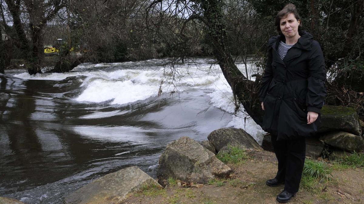 Marta Lois, presidenta del Colectivo Ecoloxista do Salnés, con el Umia a sus espaldas