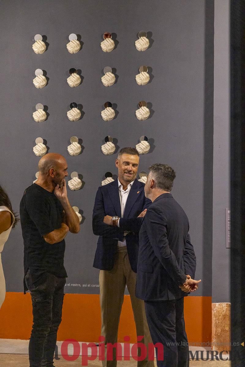 Así es la exposición 'Los Asomados' de Lidó Rico, que llega a Caravaca en su Año Jubilar