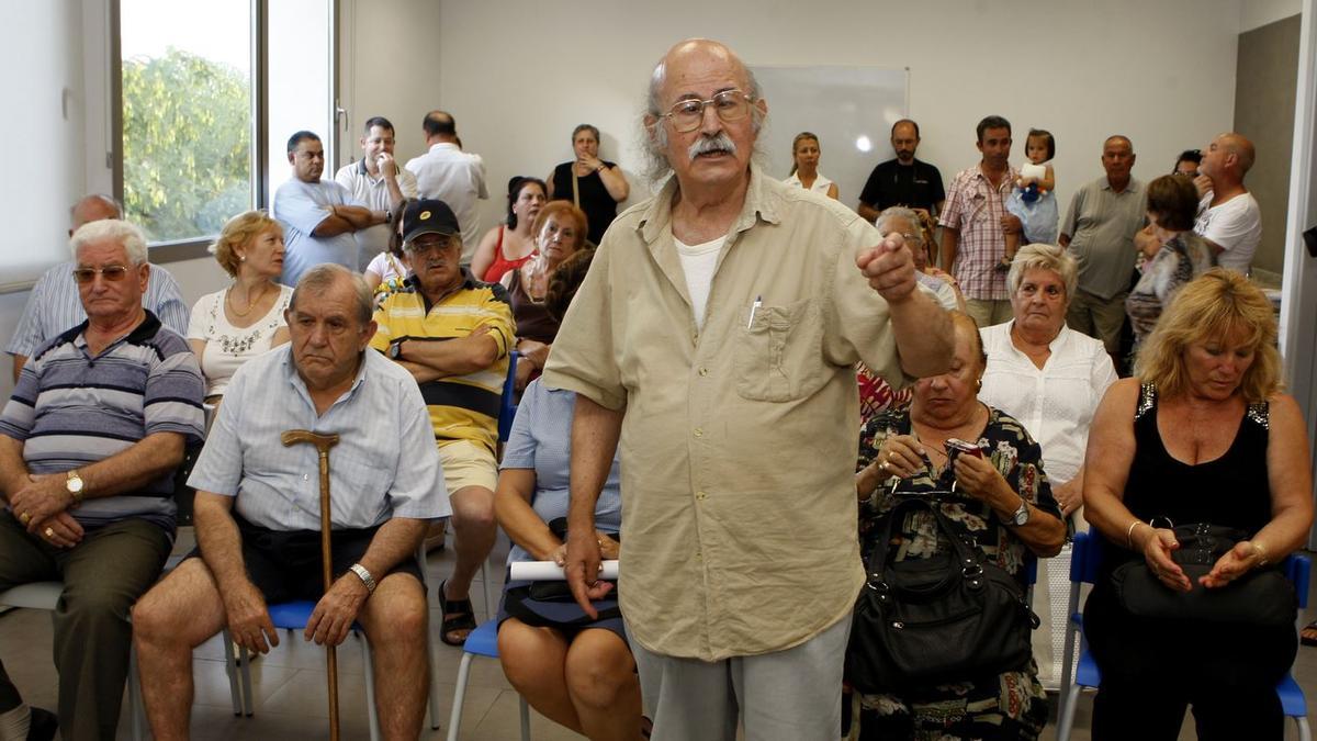 Ginés Quiñonero, en una asamblea vecinal.