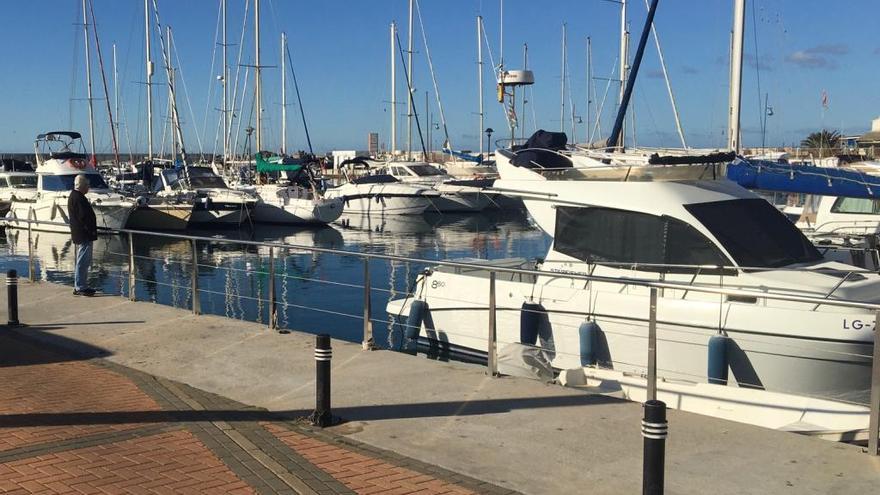 Barcos atracados en el puerto de La Bajadilla