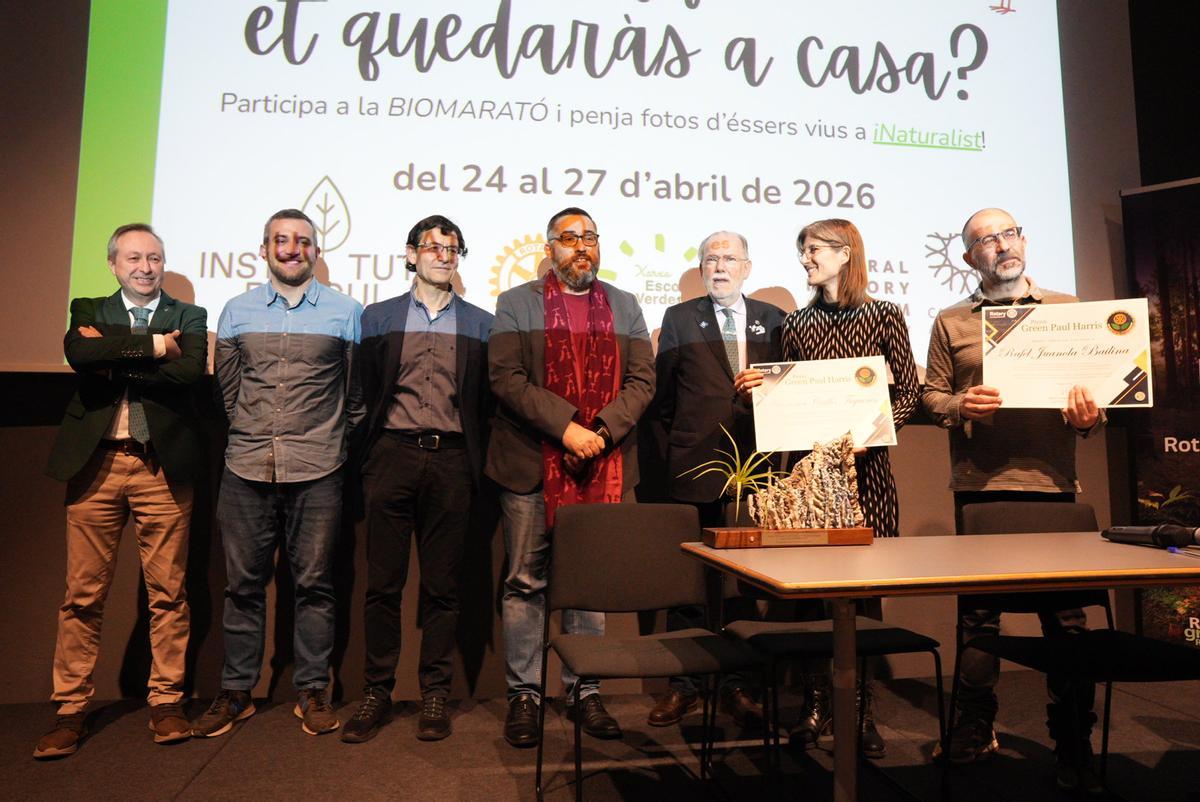 Una imatge del Premi «Educació Verda 2026» a l’Institut Josep Brugulat de Banyoles i autoritats.
