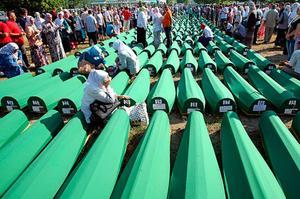 Enterrament de 520 musulmans bosnians identificats fa poc, en una cerimònia pel 17è aniversari de la massacre de Srebrenica, a Potocari.