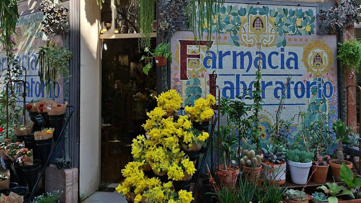 La antigua farmacia, en la esquina de Bruc con Ronda de Sant Pere, en cuyo sótano empezó a cantar Jeanette.